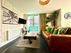Designer Apartment inc Free Parking & FAST WiFi 1 Minute walk to Poole Quay - Great Location - Free Parking - Fast WiFi - Smart TV - Newly decorated - sleeps up to 2! Close to Poole & Bournemouth & Sa